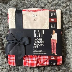 GAP Ladies Flannel Pajama Set - Red and Cream